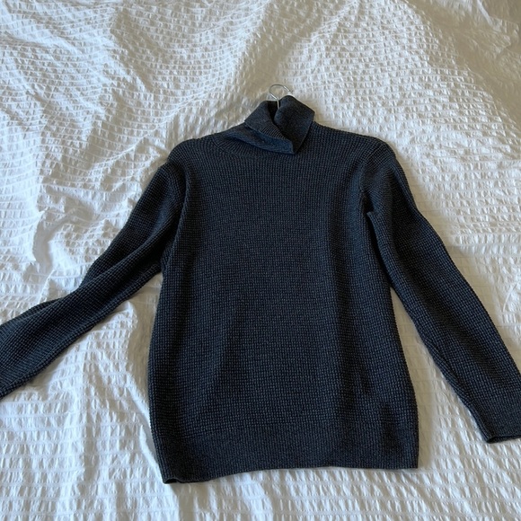 H&M turtleneck long sleeve sweater - Picture 1 of 1